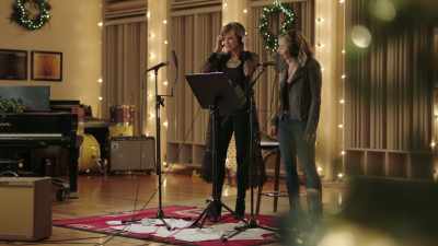 ♪ The bells ring hear my spirit sing ♪ - Rock N' Roll Christmas