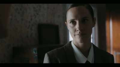The belt... Oh, the make-up. - Agatha and the Truth of Murder