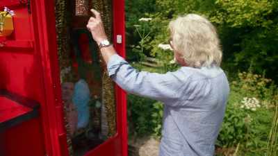 The birds that come
to the feeder?Yeah.Real peanuts. - James May and the Dull Men