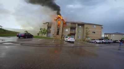 The blaze destroys
eight apartments - Neighborhood Wars