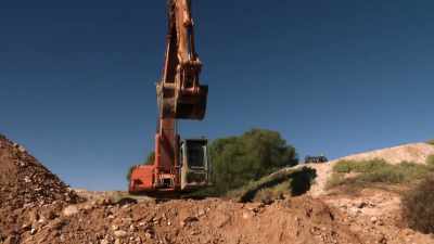 The boys can't afford
to turn down John's offer to dig. - Outback Opal Hunters
