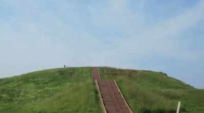 The Cahokia and Monks mounds - Alien Worlds: Giants and Hybrids