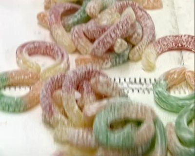 THE CANDIES
GO THROUGH A CLEANER. - How It's Made
