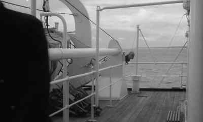 The Captain's right.
We're outside the three-mile limit. - Tiger Bay
