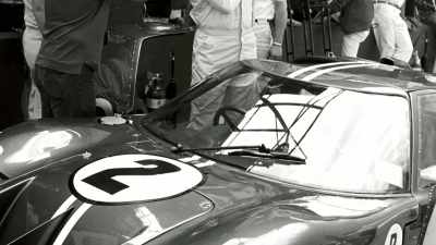 The competition would be
between the old GT40 MKII-B - Shelby American