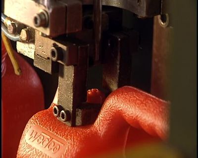 THE CONTAINER CIRCULATES
FROM ONE STEP TO ANOTHER - How It's Made
