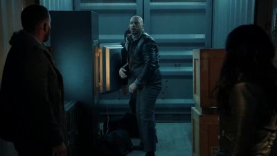 The cops are here. Get out now. - The Equalizer