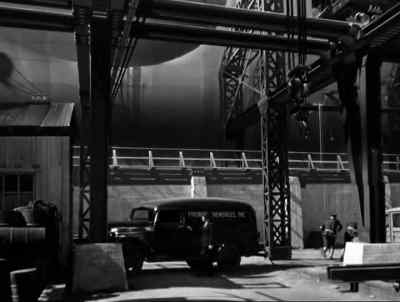 "The crowd is tense.
It is indeed a solemn occasión." - Saboteur