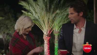 - The cup's hot.
- It's not that hot. - Blending Christmas