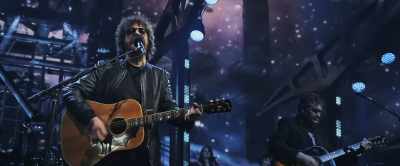 ♪ The dancing shadows
on the wall - Jeff Lynne's ELO: Wembley or Bust