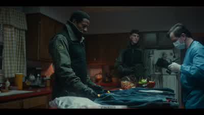 The daughter, she arrive alone? - Stranger Things
