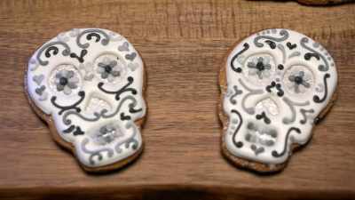 The decoration detail,
it is so fine and precise. - Halloween Cookie Challenge