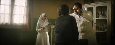 The doctors ask,
with their exams and instruments. - Society of the Snow