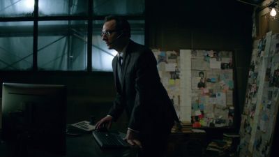 The doctor's been at Benton's loft
for five minutes. - Person of Interest