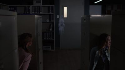 - The door's frozen shut.
- Must be an hvac problem. - Supergirl