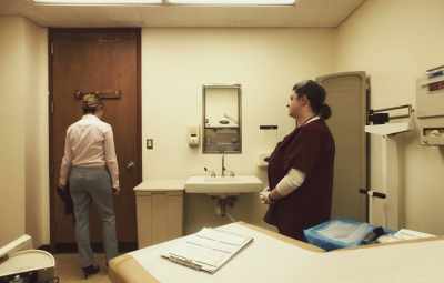- The door's locked.
- For your privacy. - Unsane