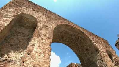 The entire structure is in compression, - Ancient Engineering