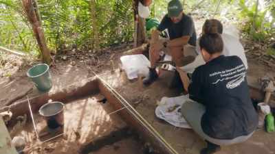 THE EXCAVATION REVEALS
SOMETHING UNSETTLING. - Lost Cities of the Amazon