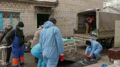 The few city workers
that are still on duty - 20 Days in Mariupol