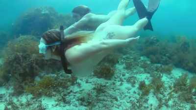 The first time, I went scuba diving
on a Tinder date. - Naked and Afraid of Love