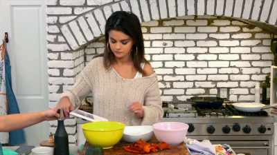 The garlic is gonna be sliced - Selena + Chef