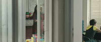 The girl... is washing... her... hands. - A Hero