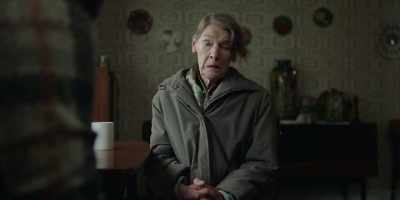 The glass dome smashed, - Elizabeth Is Missing