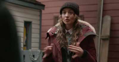 The governor has us surrounded,
we're completely landlocked, - The Republic of Sarah