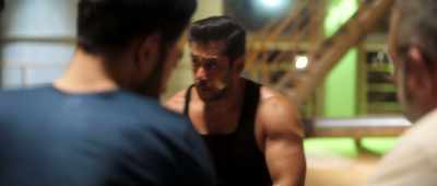 - The guards' next shift is in 5.
- That gives us 3 minutes. - Tiger Zinda Hai