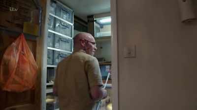 'The guest bedroom
was also no more.' - Britain's Tiger Kings - On the Trail with Ross Kemp