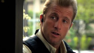 The guy on the street's
getting curious. - Hawaii Five-0