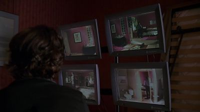- The hallway's clear.
- Copy. I'm making the call. - 24