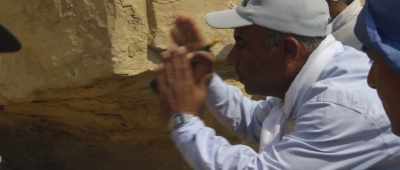 -The head is pointing… to the west.
-[Osama speaking Arabic] - Secrets of the Saqqara Tomb