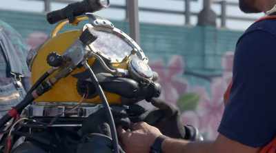 The helmet allows him
to breathe and to talk - Sewer Divers