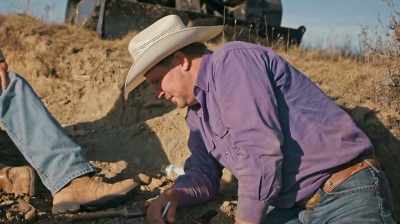 THE HIPBONE COMES UP AND HAS GOT
THAT FLAT SPOT IN IT. - Dino Hunters
