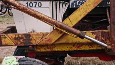 The hydraulic functions
on the old tractor are working... - Rust Valley Restorers