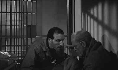The kid needs help.
You know somethin' about medicine. - Birdman of Alcatraz