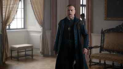 The King is back in his chambers. - The Musketeers