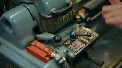The lead screw is engaged,
the back gear is off, - James May and the Dull Men