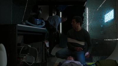 - The light helps. Thanks.
- Yeah. - Chicago Med