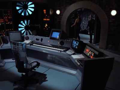 The mayor is holding
a televised news conference. - Lois & Clark: The New Adventures of Superman
