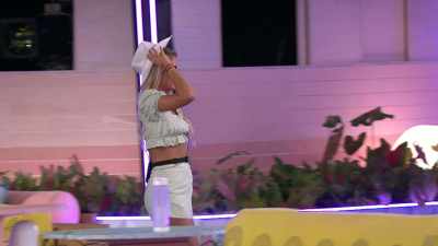 >> THE MOMENT WE HAVE ALL BEEN
WAITING FOR. - Love Island
