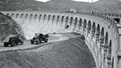 The monument to - Flood in the Desert