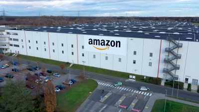 The multi-billion dollar empire
revolutionized the industry. - Tech Billionaires: Jeff Bezos