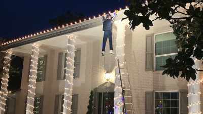 The neighbor
hanging from the roof - Neighborhood Wars