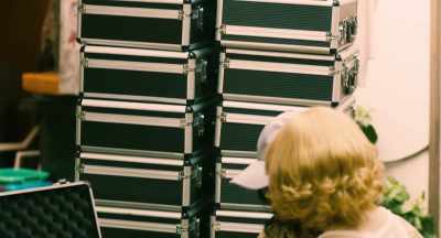 The old geezer settled
for 3 billion. - The Confidence Man JP - The Movie -