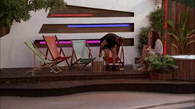 The other 50%
spend their time staring - Love Island