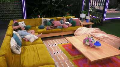 THE OTHER COUPLES ARE EN ROUTE
BACK FROM THEIR DATES, NOW IT'S - Love Island