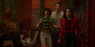 -The oven's on fire!
-I was pre-heating the oven, - Katy Keene