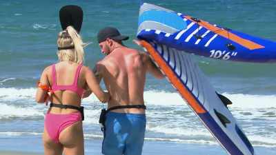 >> THE PADDLE BOARD WAS
LITERALLY FLAPPING IN THE WIND. - Love Island